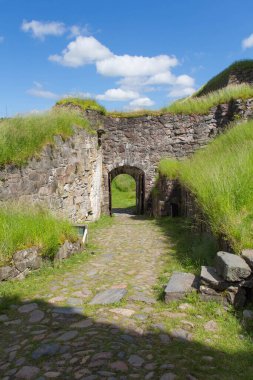 Bohuslan, İsveç - 17 Haziran 2019: Bohus Kalesi 'nin güneşli bir günde 17 Haziran 2019' da İsveç 'in Kungalv kentinde detaylı görünümü.