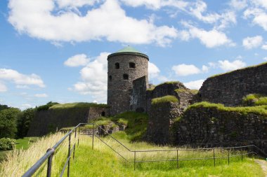 Bohuslan, İsveç - 17 Haziran 2019: Bohus Kalesi 'nin güneşli bir günde 17 Haziran 2019' da İsveç 'in Kungalv kentinde detaylı görünümü.