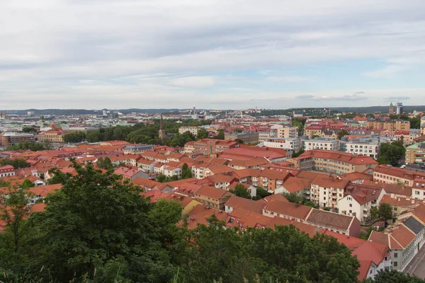Gothenburg, İsveç - 16 Haziran 2019: 16 Haziran 2019 'da İsveç' in Göteborg kentinde tipik bir caddeye giriş verandası manzarası.