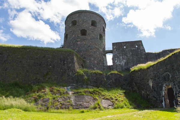 Bohuslan, İsveç - 17 Haziran 2019: 17 Haziran 2019 'da İsveç' in Kungalv kentinde güneşli bir günde Bohus Kalesi manzarası.