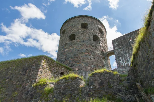 Bohuslan, İsveç - 17 Haziran 2019: Bohus Kalesi 'nin güneşli bir günde 17 Haziran 2019' da İsveç 'in Kungalv kentinde detaylı görünümü.