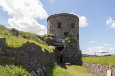 Bohuslan, İsveç - 17 Haziran 2019: Bohus Kalesi 'nin güneşli bir günde 17 Haziran 2019' da İsveç 'in Kungalv kentinde detaylı görünümü.