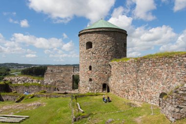 Bohuslan, İsveç - 17 Haziran 2019: Bohus Kalesi 'nin iç bahçesi ve kulesi 17 Haziran 2019' da İsveç 'in Kungalv kentinde görüldü..