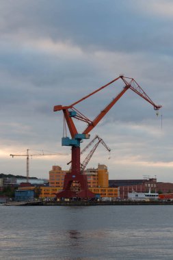 Göteborg, İsveç - 17 Haziran 2019: Göteborg limanındaki turna manzarası 17 Haziran 2019 'da İsveç' in Göteborg kentinde gün batımında.