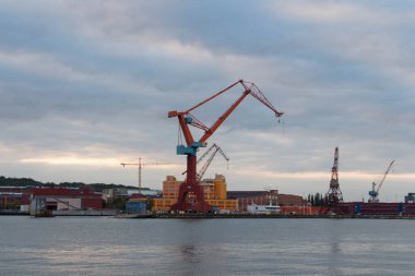Göteborg, İsveç - 17 Haziran 2019: Göteborg limanındaki turna manzarası 17 Haziran 2019 'da İsveç' in Göteborg kentinde gün batımında.