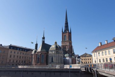 Stockholm, İsveç - 21 Nisan 2019: 21 Nisan 2019 İsveç 'te güneşli bir günde Riddarholmen Kilisesi manzarası.