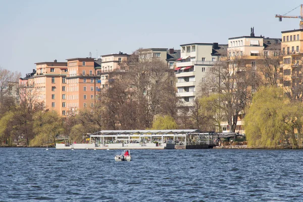 Stockholm, İsveç - 21 Nisan 2019: 21 Nisan 2019 Stockholm 'de güneşli bir günde Kungsholmen limanındaki renkli binaların manzarası.