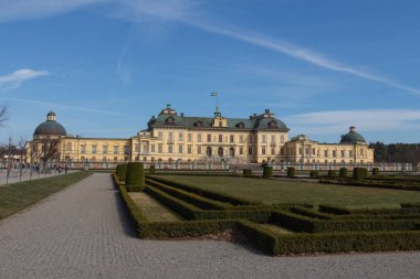 Drottningholm, İsveç - 21 Nisan 2019: Drottningholm Sarayı 'nın güneşli bir günde ön manzarası.