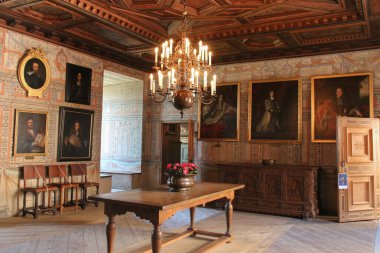 Mariefred, İsveç - 20 Nisan 2019: Gripsholm Kalesi 'nin iç görünümü, 20 Nisan 2019 tarihinde Mariefred, İsveç' te eşsiz mobilya ve resimlerle dolu bir oda.