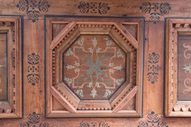 Mariefred, İsveç - 20 Nisan 2019: 20 Nisan 2019 tarihinde Mariefred, İsveç 'te Gripsholm Kalesi' nde oyulmuş ahşap tavanın yakın görüntüsü.