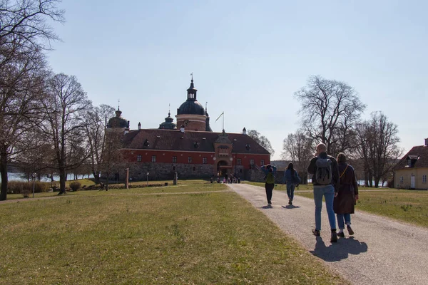 Mariefred Szwecja Kwietnia 2019 Widok Ludzi Idących Kierunku Zamku Gripsholm — Zdjęcie stockowe