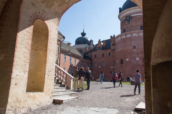 Mariefred Szwecja Kwietnia 2019 Widok Przez Łuk Turystów Wewnętrznym Dziedzińcu — Zdjęcie stockowe