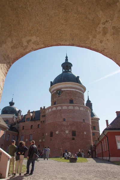 Mariefred Szwecja Kwietnia 2019 Widok Przez Łuk Turystów Wewnętrznym Dziedzińcu — Zdjęcie stockowe