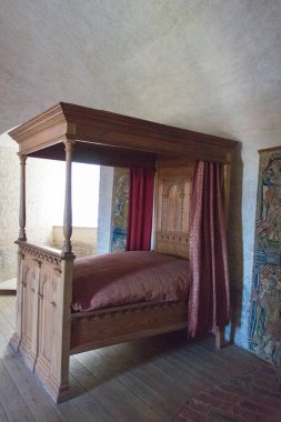 Mariefred, İsveç - 20 Nisan 2019: 20 Nisan 2019 'da Mariefred, İsveç' te Gripsholm Kalesi 'ndeki yatak odası manzarası.