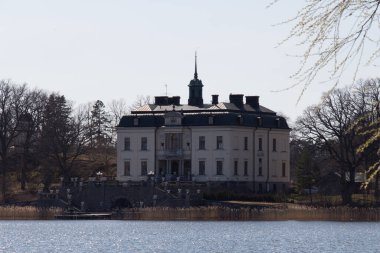 Mariefred, İsveç - 20 Nisan 2019: 20 Nisan 2019 tarihinde Mariefred, İsveç 'te Malaren Gölü kenarındaki beyaz binanın dış görünümü.