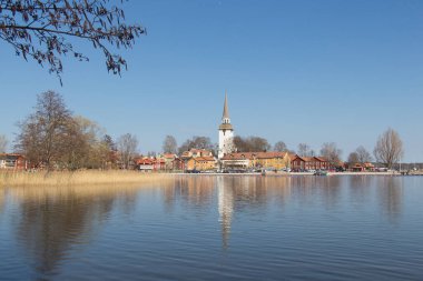 Mariefred, İsveç - 20 Nisan 2019: İsviçre Mariefred Gölü manzarası 20 Nisan 2019 tarihinde Mariefred, İsveç.