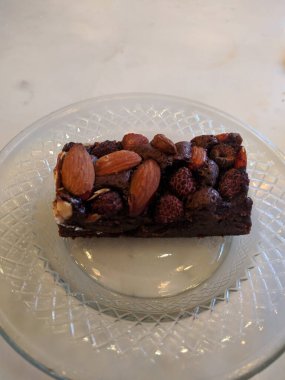 Cam tabakta fındıklı çikolatalı kek manzarası..