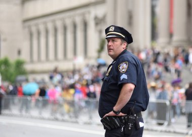 Polis memuru Manhattan sokaklarında görevlerini gerçekleştirme. New York City Polis Departmanı (Nypd).