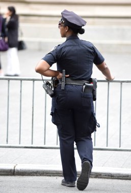 Polis memuru Manhattan sokaklarında görevlerini gerçekleştirme. New York City Polis Departmanı (Nypd).