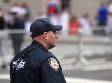 Polis memuru Manhattan sokaklarında görevlerini gerçekleştirme. New York City Polis Departmanı (Nypd).