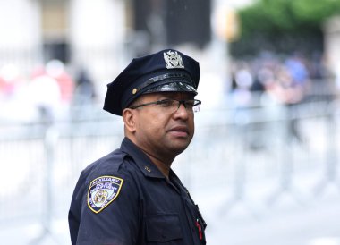 Polis memuru Manhattan sokaklarında görevlerini gerçekleştirme. New York City Polis Departmanı (Nypd).