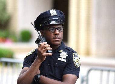 Polis memuru Manhattan sokaklarında görevlerini gerçekleştirme. New York City Polis Departmanı (Nypd).