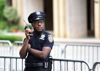 Polis memuru Manhattan sokaklarında görevlerini gerçekleştirme. New York City Polis Departmanı (Nypd).