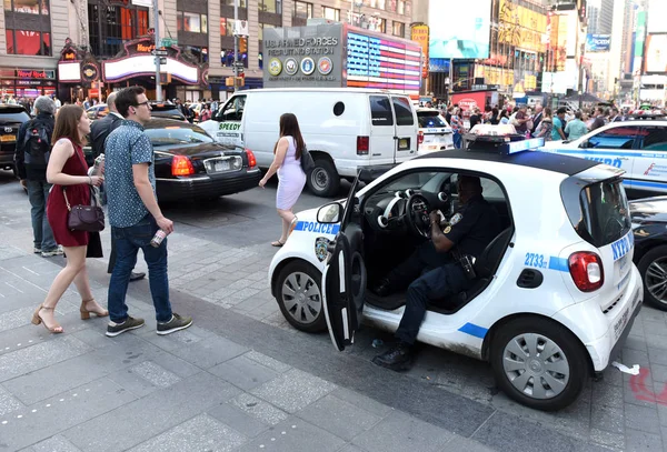 Os policiais do Departamento de Polícia de Nova York (NYPD) exercem suas funções nas ruas de Manhattan . — Fotografia de Stock