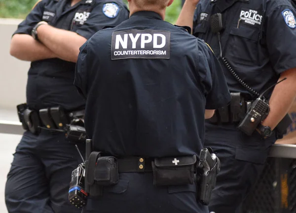 Policejní důstojníci plnění svých povinností v ulicích Manhattanu. New York City policejní oddělení (Nypd). — Stock fotografie