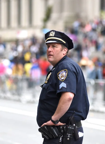 Офицер полиции выполняет свои обязанности на улицах Манхэттена. Департамент полиции Нью-Йорка (NYPD) ). — стоковое фото