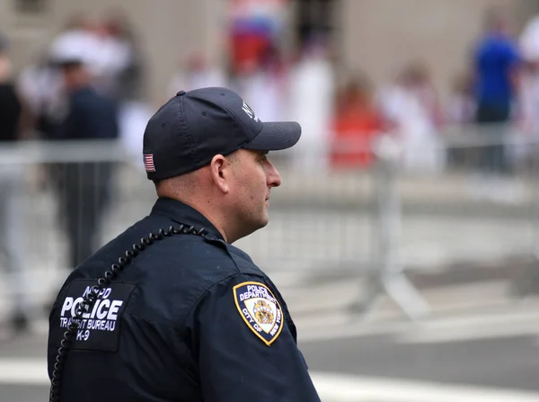 Rendőrségi tisztviselő feladatainak ellátása a Manhattan utcáin. New York City-Rendőrkapitányság (Nypd). — Stock Fotó