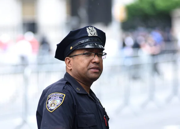 Офіцер поліції, виконуючи свої обов'язки вулиць Манхеттена. Департаменту поліції міста Нью-Йорк (поліція Нью-Йорка). — стокове фото