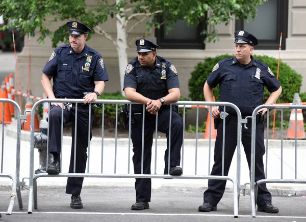 New York City Polis Departmanı (Nypd) polis memuru Manhattan sokaklarında güvenlik sağlama. — Stok fotoğraf