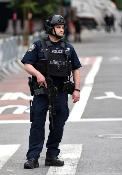 The New York City Police Department (NYPD) police officer providing security on the streets of Manhattan. — Stock Photo, Image