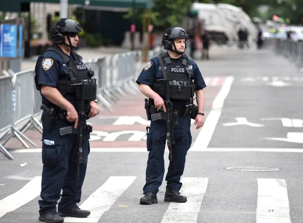 Funkcjonariusze policji nowojorskiej policji (Nypd), zapewnienie bezpieczeństwa na ulicach Manhattanu. — Zdjęcie stockowe