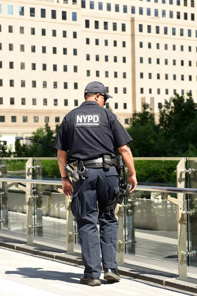 NYPD counter terrorism officer performing his duties on the streets of Manhattan. — Stock Photo, Image