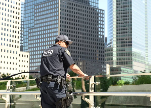 NYPD counter terrorizmus tisztviselő feladatainak ellátása a Manhattan utcáin. — Stock Fotó