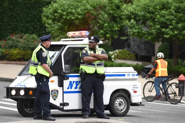 Agenti di polizia che svolgono le loro mansioni per le strade di Manhattan. Dipartimento di Polizia di New York (NYPD) ). — Foto Stock