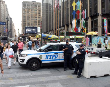 NYPD polis memurları Manhattan sokaklarında görevlerini gerçekleştirme.
