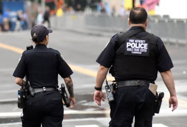 New York, ABD - 10 Haziran 2018: New York, ABD - 10 Haziran 2018: polis memuru Manhattan sokaklarında görevlerini gerçekleştirme. New York City Polis Departmanı (Nypd).