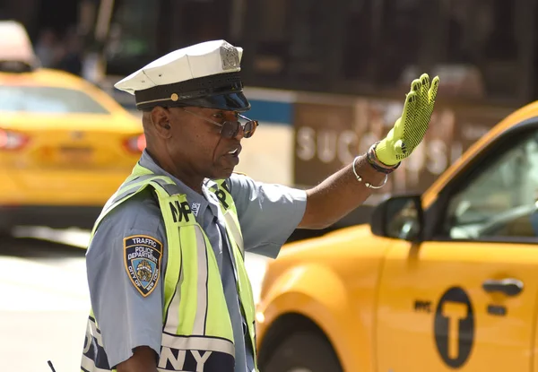 맨하탄의 거리에 그의 임무를 수행 하는 경찰 경찰. — 스톡 사진