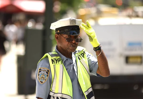 NYPD rendőrségi tisztviselő feladatainak ellátása a Manhattan utcáin. — Stock Fotó