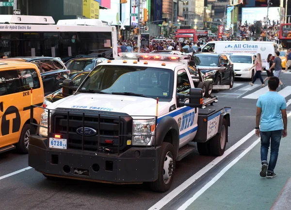 Coche de policía del Departamento de Policía de Nueva York (NYPD) en las calles de Manhattan . — Foto de Stock