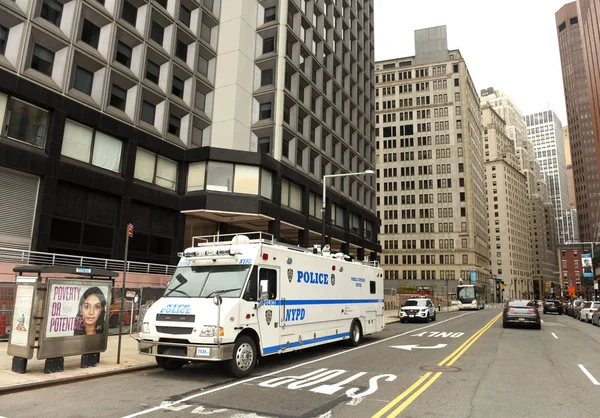 Policejní auto policie v New Yorku (Nypd) na ulicích Manhattanu. — Stock fotografie