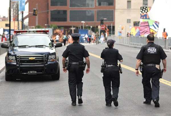 Співробітники поліції Нью-Йорк департамент поліції (поліція Нью-Йорка), виконуючи свої обов'язки вулиць Манхеттена. — стокове фото