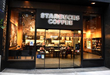 New York, ABD - 26 Mayıs 2018: Midtown Manhattan New York Starbucks kahve.