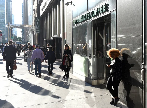 Nova York Eua Maio 2018 Pessoas Rua Perto Starbucks Coffee — Fotografia de Stock