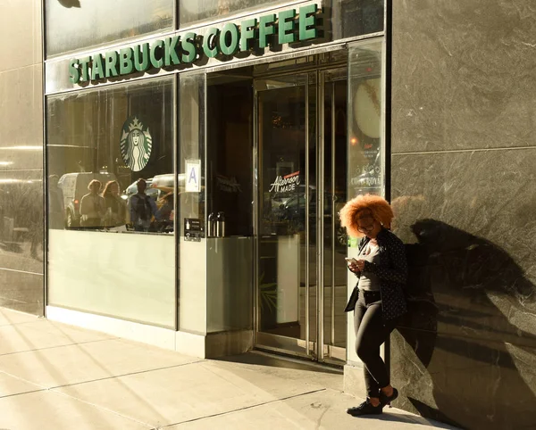 Nova York Eua Maio 2018 Pessoas Rua Perto Starbucks Coffee — Fotografia de Stock