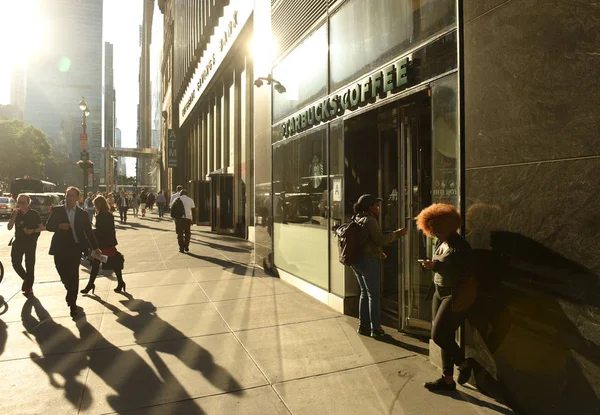 Nova York Eua Maio 2018 Pessoas Rua Perto Starbucks Coffee — Fotografia de Stock