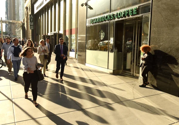 Nova York Eua Maio 2018 Pessoas Rua Perto Starbucks Coffee — Fotografia de Stock